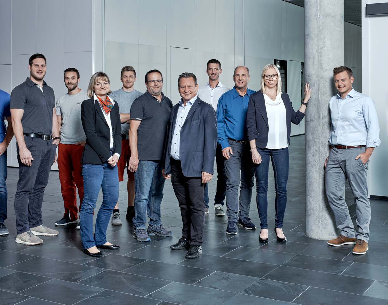 ETECH Photovoltaik Team ETECH Team – Gruppenfoto der Mitarbeiter von ETECH Photovoltaik Großhandel, Ihrem Partner für Solartechnik und Energielösungen.